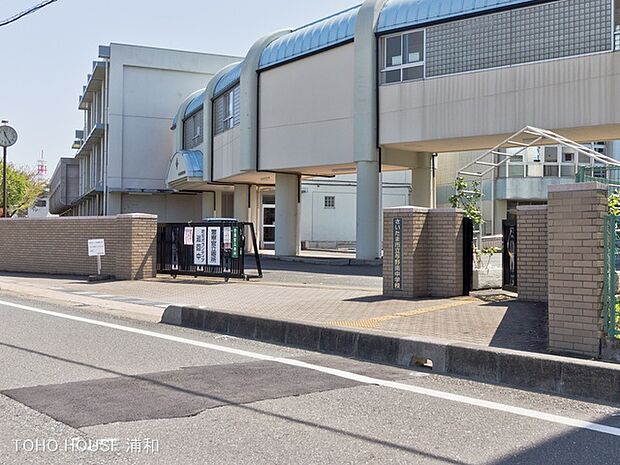 中学校 580m さいたま市立与野南中学校(さいたま市立与野南中学校(1961年に開校。積極的な生徒が多く、全生徒数は約500名、これに特別支援学級ひとつを加えた中規模校。目指す学校像は、「…