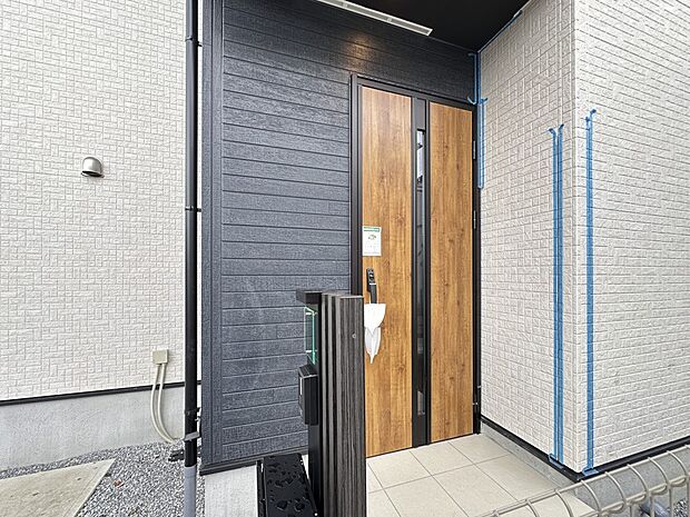 【玄関】家の顔となる玄関は、高いデザイン性が求められます。高級感と断熱性、防犯性に優れた玄関ドアを標準装備。ピッキング対策のセキュリティサムターン等、防犯に考慮しました。
