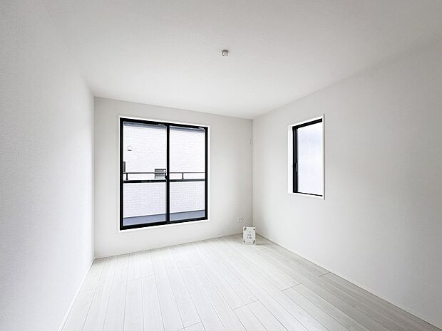 【子供部屋】お子様のお部屋にぴったりなクロークを備えたフローリング仕様の洋室です。