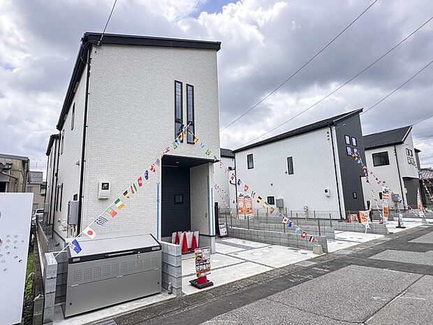 【前面道路】家の前をまっすぐの通りが走っている。クルマは少なく、人々は毎朝、ウォーキング、ジョギング、犬の散歩など、フリーな朝時間を過ごしている。