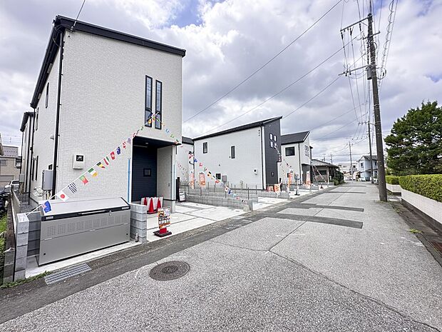 【前面道路】陽当りや通風性など各所に施された工夫で住みやすさを実現。部屋の大きさや周辺環境・街並など、資料には掲載していない情報が現地にはたくさんございます。是非ご確認下さい。
