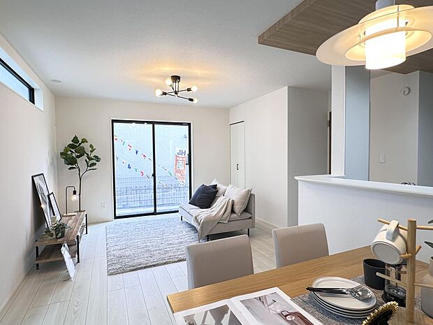 【リビングダイニング】シンプルなデザインの家は風情がある。住む人のこだわりを感じる。外観も内装もいたってシンプル。居心地がよく、家事や趣味、子育てなどにも集中できる。家も人間も熟成するほどシ…