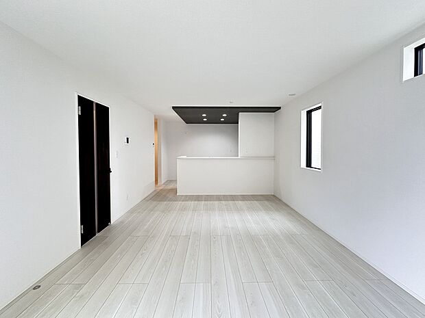 【リビングダイニング】シンプルなデザインの家は風情がある。住む人のこだわりを感じる。外観も内装もいたってシンプル。居心地がよく、家事や趣味、子育てなどにも集中できる。家も人間も熟成するほどシ…