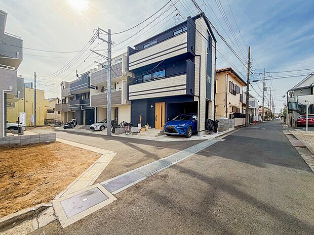 【前面道路-公道幅員約4m-】静かな通りに面した本物件は、落ち着いて暮らすことができます。 閑静な住宅街で比較的車の通りも少ないのでお子様も安心です。