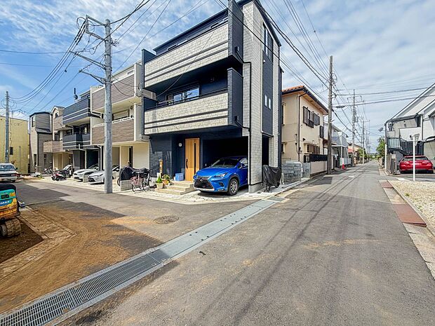 【前面道路-公道幅員約4ｍ-】静かな通りに面した本物件は、落ち着いて暮らすことができます。  閑静な住宅街で比較的車の通りも少ないのでお子様も安心です。