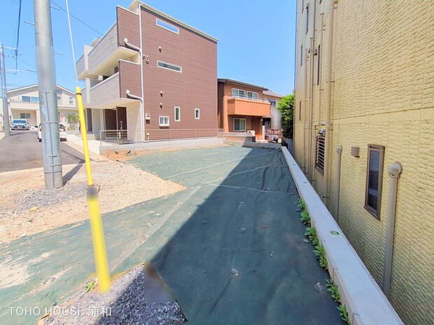 【駐車場-3号棟-】毎日の生活にマイカーが必須という方は、購入を検討する際、駐車場があることは大事な条件です。