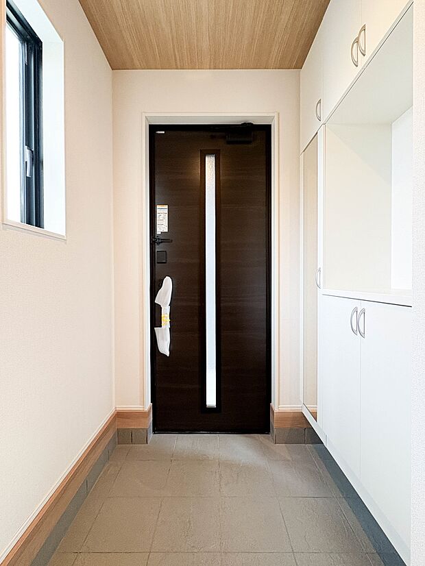 【玄関】玄関はおうちの顔と言われます。玄関アプローチは、外観デザインの印象を左右します。ご家族の個性を出しながら、素敵な玄関でお客様をお迎えしてください。