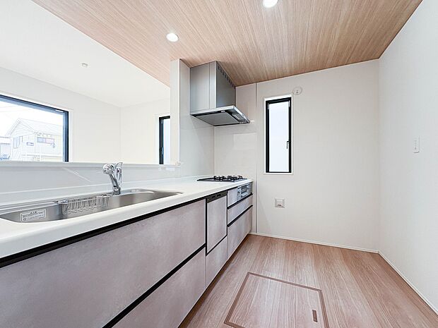 【LDK16.12帖】ナチュラルな自然光の中での調理。お洒落な食器類を余裕で収納できるスペース。動きやすい女性目線のキッチン動線。これからはお料理をつくる時間が劇的に変わります。