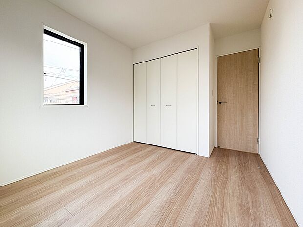 【寝室5.25帖】シンプルな内装はおしゃれのポイントです。シンプルは華美より飽きがこないからです。色や模様でおしゃれ感をだす。それがシンプルイズビューティーです。