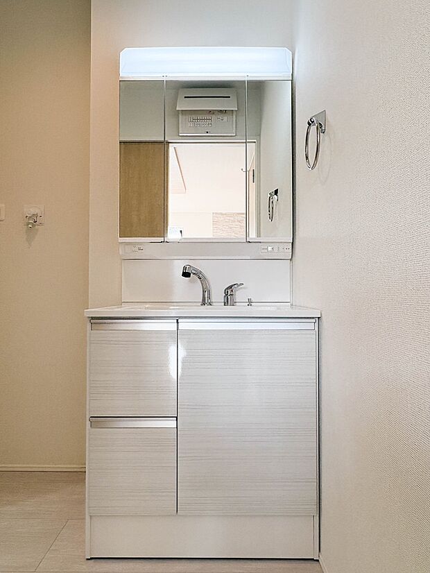 【洗面台】 十分な大きさの洗面台は、身だしなみチェックや歯磨きなど、朝の慌ただしい時間でもホテルライクなスペースで余裕とゆとりを感じて頂けます。