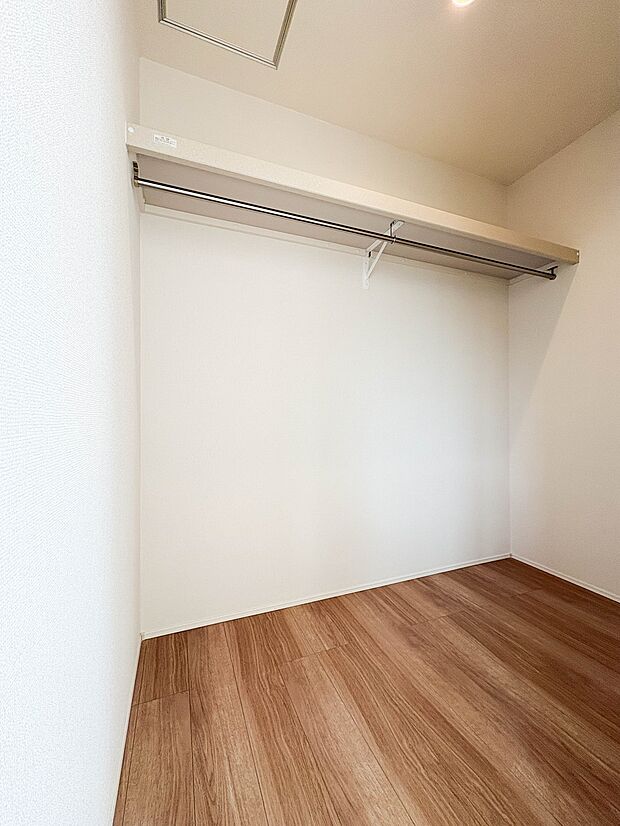 【ウォークインクローゼット】 たくさんの洋服をかけてもシワになりにくいウォークインクローゼット。洋服以外にも、普段使わない家電やスーツケース、ストック品など何でも片付く嬉しい空間です。