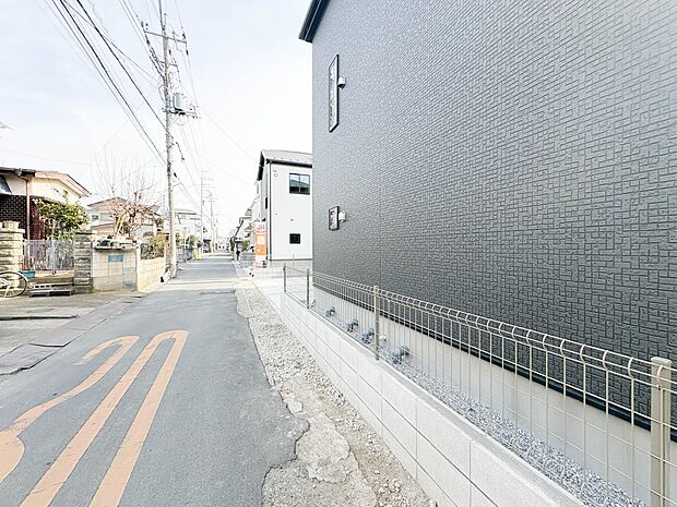 【前面道路】家の前をまっすぐの通りが走っている。クルマは少なく、人々は毎朝、ウォーキング、ジョギング、犬の散歩など、フリーな朝時間を過ごしている。