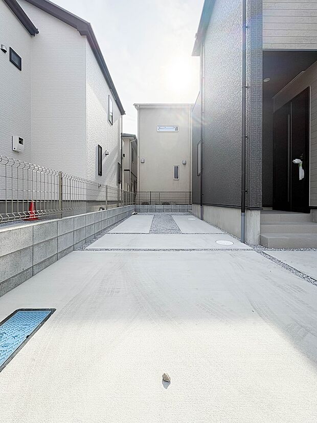 【駐車場】毎日の生活にマイカーが必須という方は、購入を検討する際、駐車場があることは大事な条件です。毎日の通勤や家族の送迎、買い物やお出かけなどクルマのある暮らしを満喫したい方は要チェック!…