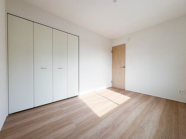 【洋室6帖】充実した生活は伸びやかな居室空間から始まります。快適に・伸びやかに。心の潤いを求める方々へ。