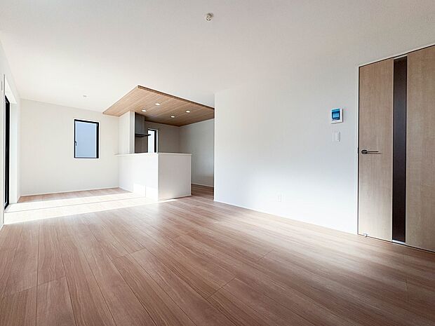 【LDK16.12帖】広々としたリビングダイニング。ゆったりとしたキッチン。生活動線をLDK に集中させ、ご家族が過ごしやすい空間設計にしました。