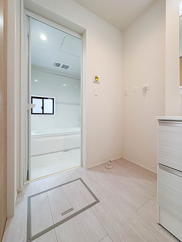 【脱衣所】脱衣所、洗面所は小さなプライベートスペース。歯磨き、洗顔と毎日施す個人空間。