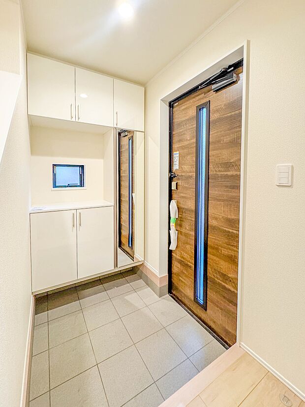 【玄関】玄関はおうちの顔と言われます。玄関アプローチは、外観デザインの印象を左右します。ご家族の個性を出しながら、素敵な玄関でお客様をお迎えしてください。