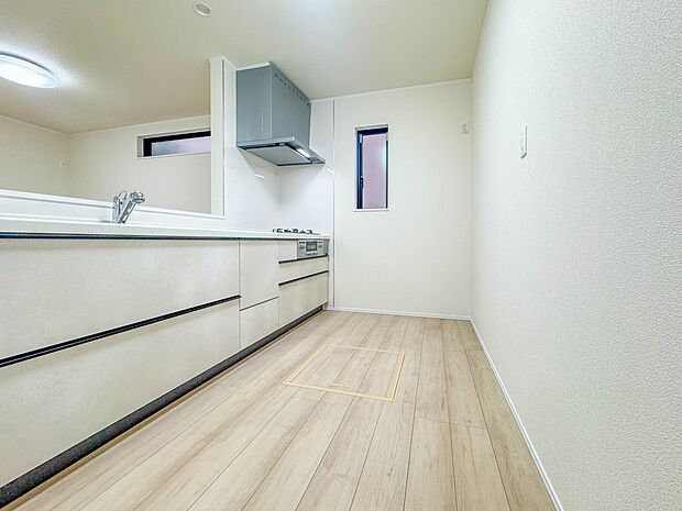 【キッチン】カウンターキッチンは広くて収納力もあるので、快適に料理をすることができます。食器や炊事用具を手の届くところに配置しやすいため調理もスピーディーですよ。