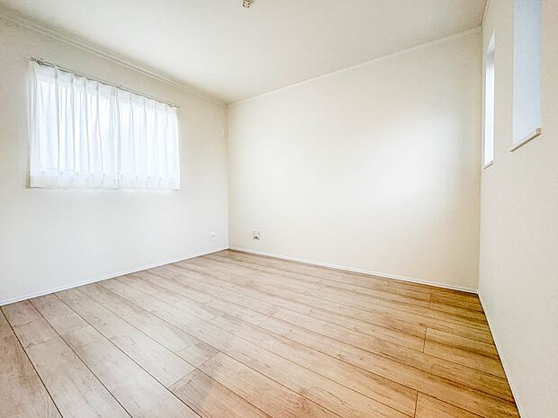 【子供部屋5.25帖】お子様のお部屋にぴったりなクロークを備えたフローリング仕様の洋室です。