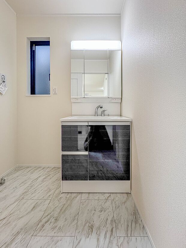 【洗面台】 十分な大きさの洗面台は、身だしなみチェックや歯磨きなど、朝の慌ただしい時間でもホテルライクなスペースで余裕とゆとりを感じて頂けます。