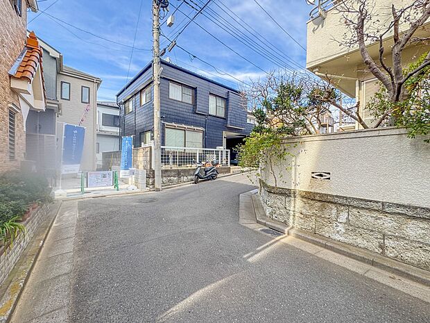 【前面道路4M】車の通行が少ないので、静かな住環境を維持することができます。