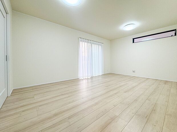 【LDK15.62帖】爽やかな日差しが差し込む明るいリビングです。