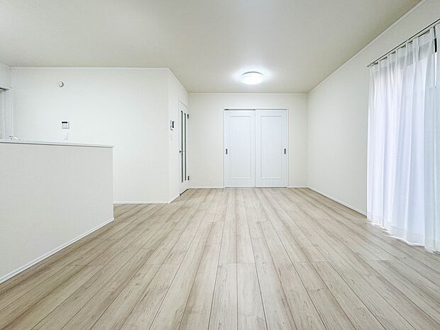 【LDK15.62帖】広々としたリビングダイニング。ゆったりとしたキッチン。生活動線をLDK に集中させ、ご家族が過ごしやすい空間設計にしました。