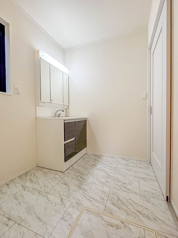 【脱衣所】洗面所は小さなプライベートスペース。歯磨き、洗顔と毎日施す個人空間。