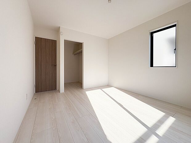 【子供部屋7.25帖】お子様のお部屋にぴったりなクロークを備えたフローリング仕様の洋室です。