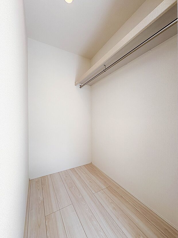 【ウォークインクローゼット】  たくさんの洋服をかけてもシワになりにくいウォークインクローゼット。洋服以外にも、普段使わない家電やスーツケース、ストック品など何でも片付く嬉しい空間です。