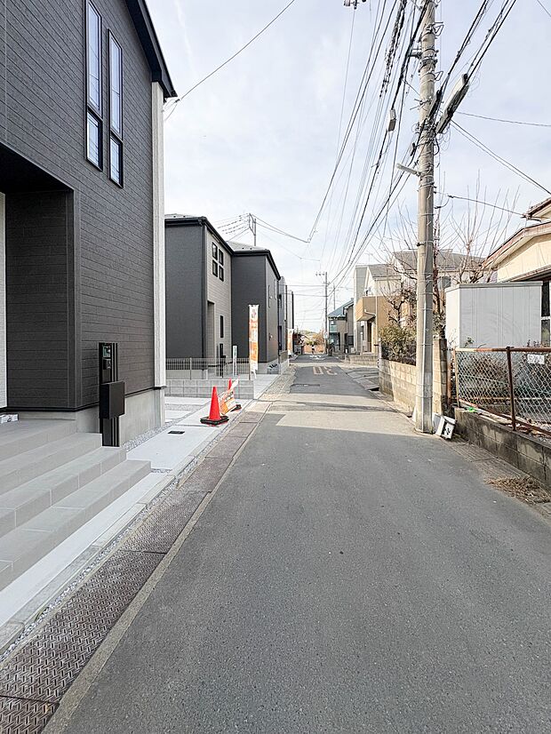 【前面道路】家の前をまっすぐの通りが走っている。クルマは少なく、人々は毎朝、ウォーキング、ジョギング、犬の散歩など、フリーな朝時間を過ごしている。