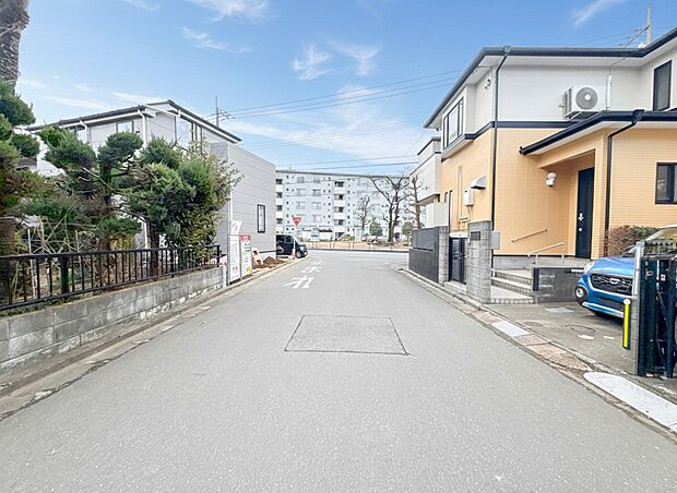 【前面道路、公道6m】車の通行が少ないので、静かな住環境を維持することができます。