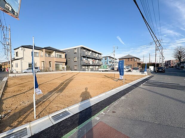 B号棟【前面道路8.3・4.3m】家の前をまっすぐの通りが走っている。クルマは少なく、人々は毎朝、ウォーキング、ジョギング、犬の散歩など、フリーな朝時間を過ごしている。