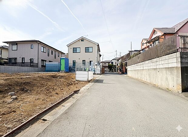 【前面道路】車の通行が少ないので、静かな住環境を維持することができます。