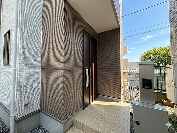 【玄関】家の顔となる玄関は、高いデザイン性が求められます。高級感と断熱性、防犯性に優れた玄関ドアを標準装備。ピッキング対策のセキュリティサムターン等、防犯に考慮しました。*CG加工で晴天にし…