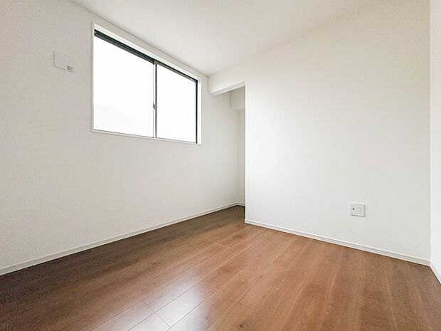 【子供部屋】お子様のお部屋にぴったりなクロークを備えたフローリング仕様の洋室です。