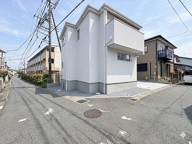 【前面道路、公道4m】家の前をまっすぐの通りが走っている。クルマは少なく、人々は毎朝、ウォーキング、ジョギング、犬の散歩など、フリーな朝時間を過ごしている。*CG加工で晴天にしております