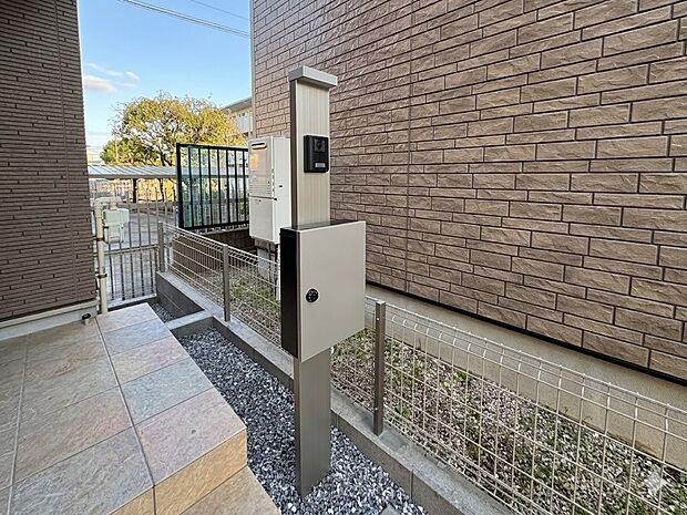 【郵便ポスト】シンプルかつシャープな郵便ポスト。*CG加工で晴天にしております