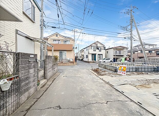 【前面道路、公道4m】家の前をまっすぐの通りが走っている。クルマは少なく、人々は毎朝、ウォーキング、ジョギング、犬の散歩など、フリーな朝時間を過ごしている。