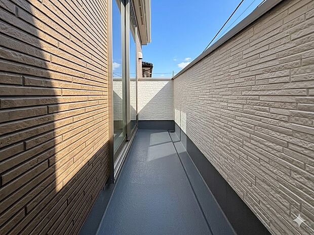 【バルコニー】  バルコニーから差し込む陽光・通風は、住環境・快適性と共に有り続ける貴重な「財産」です。＊CG加工で晴天にしております