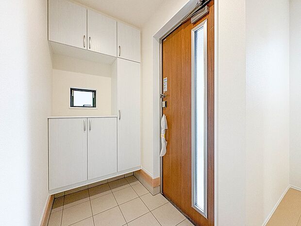 A号棟【玄関】大型のシューズボックスには靴やブーツ、サンダルはもちろん、ハンカチや手袋、バック類などのお出かけ用品、印鑑や朱肉なども収納可能です。