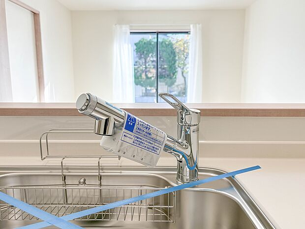 【浄水器一体型混合水栓】  一つの蛇口で「原水（水道水）」「シャワー」「浄水」を切り替えられる、浄水器を内蔵した混合水栓です。浄水は、水栓本体の首部分に付属のカートリッジをセットして使用しま…