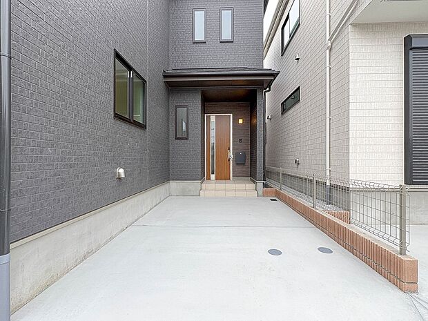 A号棟【駐車場】毎日の生活にマイカーが必須という方は、購入を検討する際、駐車場があることは大事な条件です。毎日の通勤や家族の送迎、買い物やお出かけなどクルマのある暮らしを満喫したい方は要チェ…