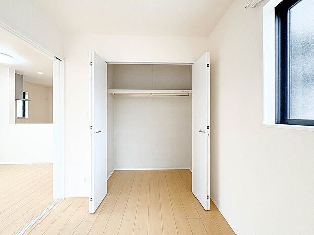 A号棟【収納】こちらの物件が少しでも気になるようでしたら、お気軽にお問合せください。人生でいちばん大きなお買い物ですので、ゆっくりご見学ください。ネット上の画像と実際の見学では、リアル感がま…