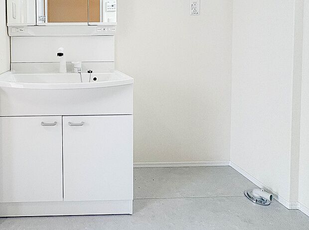 A号棟【ランドリースペース】毎日使う洗濯機。しっかりと奥行きのある置き場が確保されています。