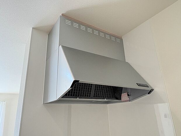 【レンジフード】調理の際に発生する汚れた空気（二酸化炭素、油煙、水蒸気、ニオイなど）を、ダクトを通して屋外に排出しています。