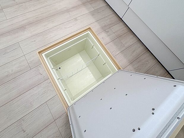 【床下収納】キッチンの下には点検口を兼ね備えた床下収納がございます。