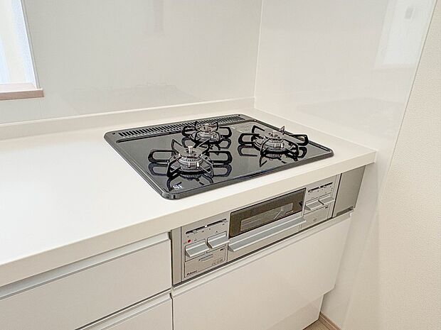 【三口コンロ】奥さま目線で考え、調理に重宝する三口コンロをシステムキッチンに採用、ワイドな洗い場も設けも野菜や食器を洗うのを便利にしました。