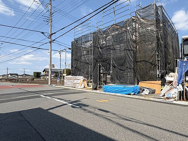 C号棟【前面道路8.3・4.3m】家の前をまっすぐの通りが走っている。クルマは少なく、人々は毎朝、ウォーキング、ジョギング、犬の散歩など、フリーな朝時間を過ごしている。