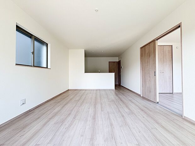 シンプルなデザインの家は風情がある。住む人のこだわりを感じる。外観も内装もいたってシンプル。居心地がよく、家事や趣味、子育てなどにも集中できる。※生成AIによるイメージです。家具・小物は販売…